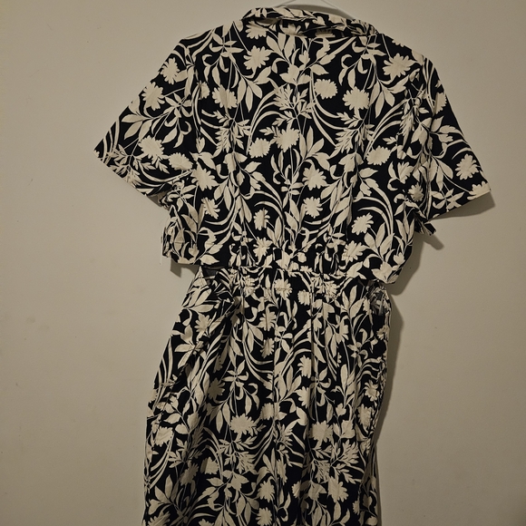 Old Navy Navy and White Floral Maxi Dress - Picture 7 of 8